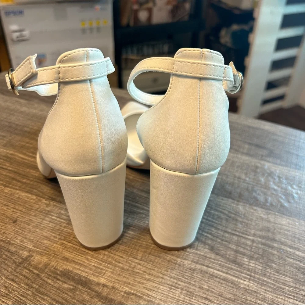 PARTY Women's 3.5 inch chunky heel ankle strap pumps size 8 - Picture 10 of 11